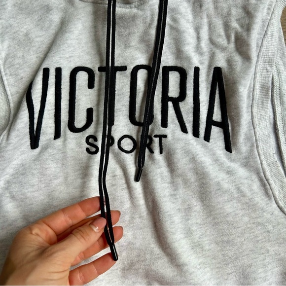 Victoria‘s Secret Gray & Black Sport Sleeveless Hoodie Open Back - Picture 3 of 6
